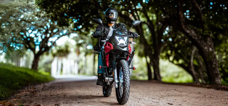Avelloz AZ160 Xtreme em cenário de trilha