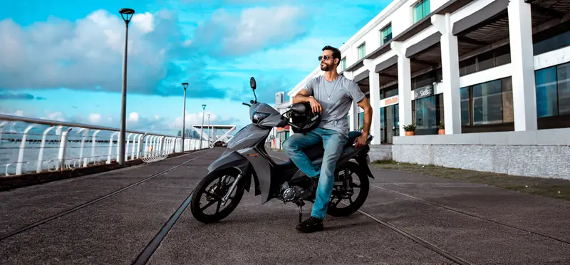 Avelloz AZ125 Alfa em cenário urbano