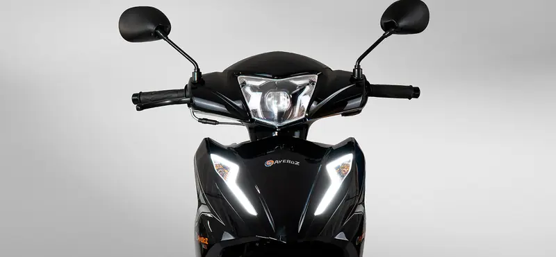 Detalhe do farol de LED da Avelloz AZ125 Alfa