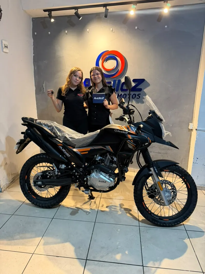 Avelloz AZ160 Xtreme preta e laranja em exposição na loja em Maracanaú